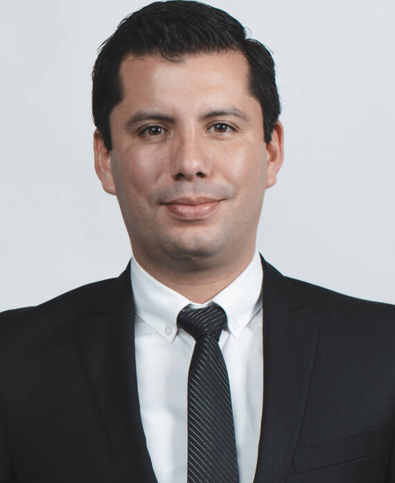 El Dr. Carlos Illich Navarro es un reconocido cirujano plástico en Tijuana, México. Está certificado en cirugía plástica y amplia experiencia.